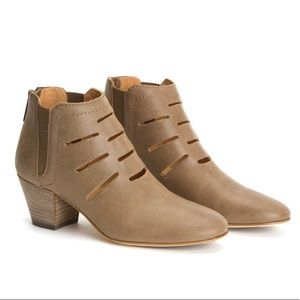 Aquatalia Freida Leather Cutout Ankle Booties 8.5
